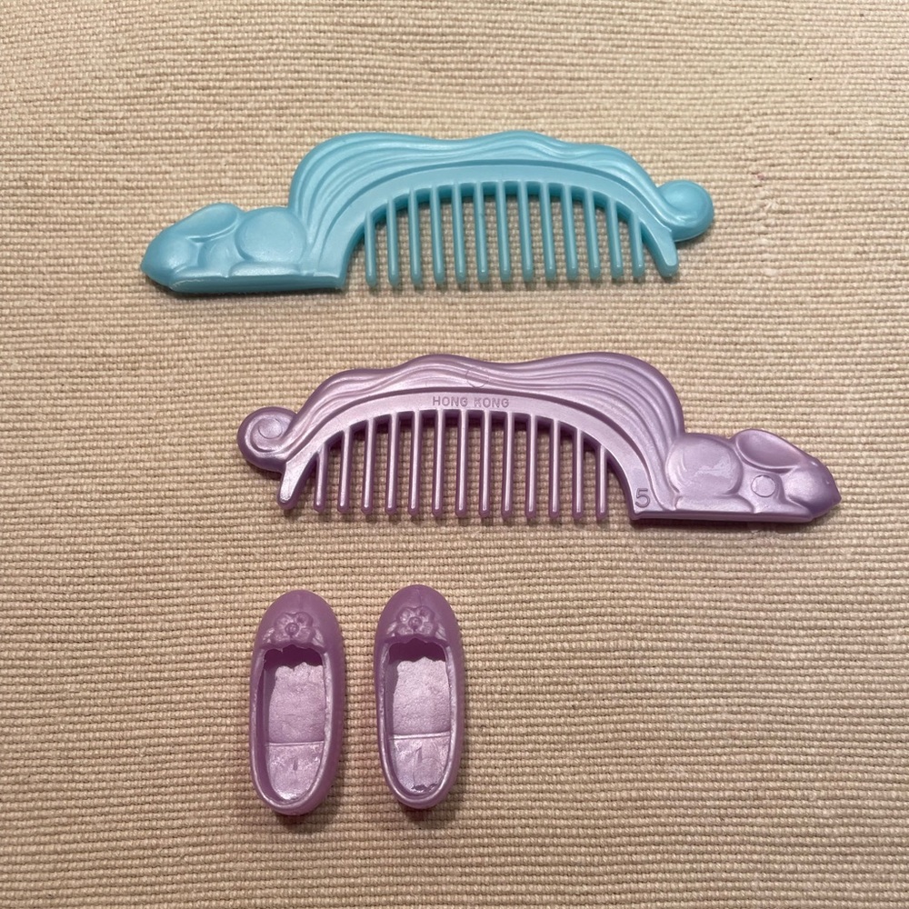 Vintage Mattel Lady Lovelylocks - late 1980s - accessories (combs and shoes)